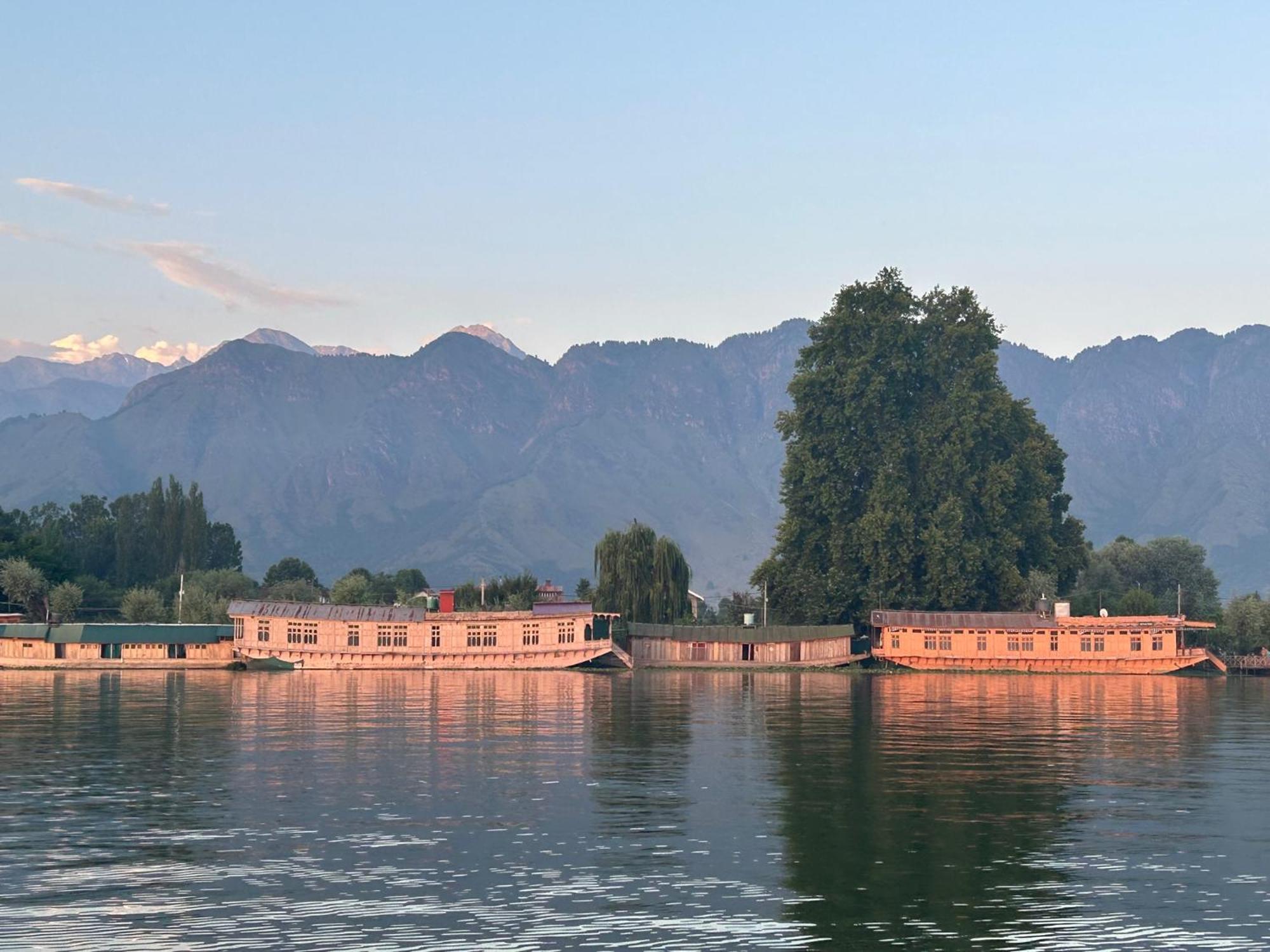 Houseboat Lily Of Nageen Hotel Srinagar  Exterior photo