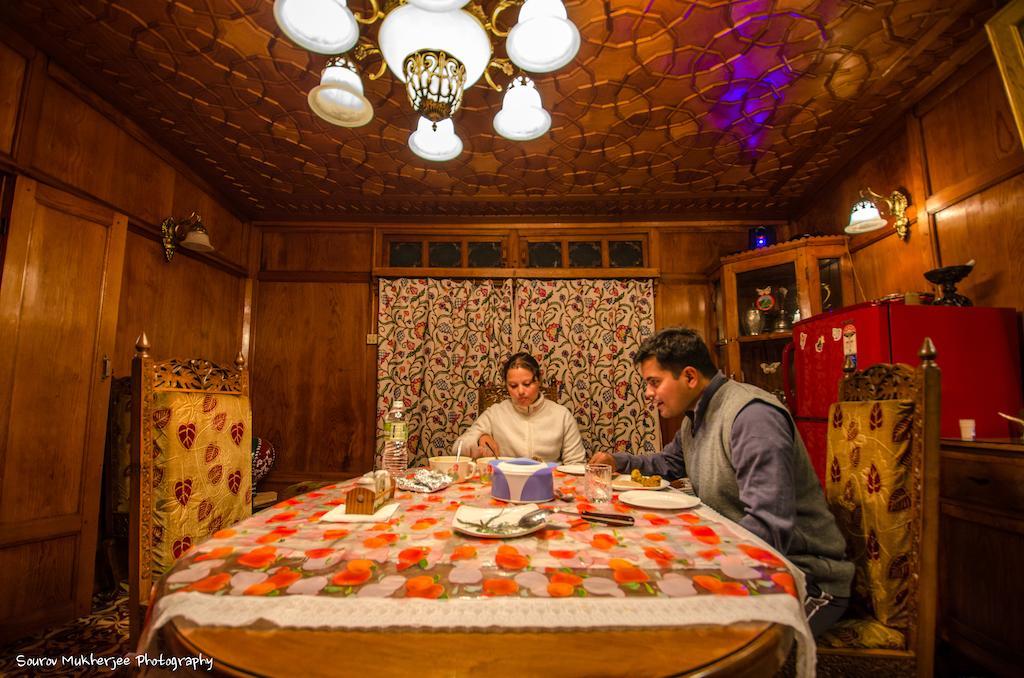 Houseboat Lily Of Nageen Hotel Srinagar  Exterior photo