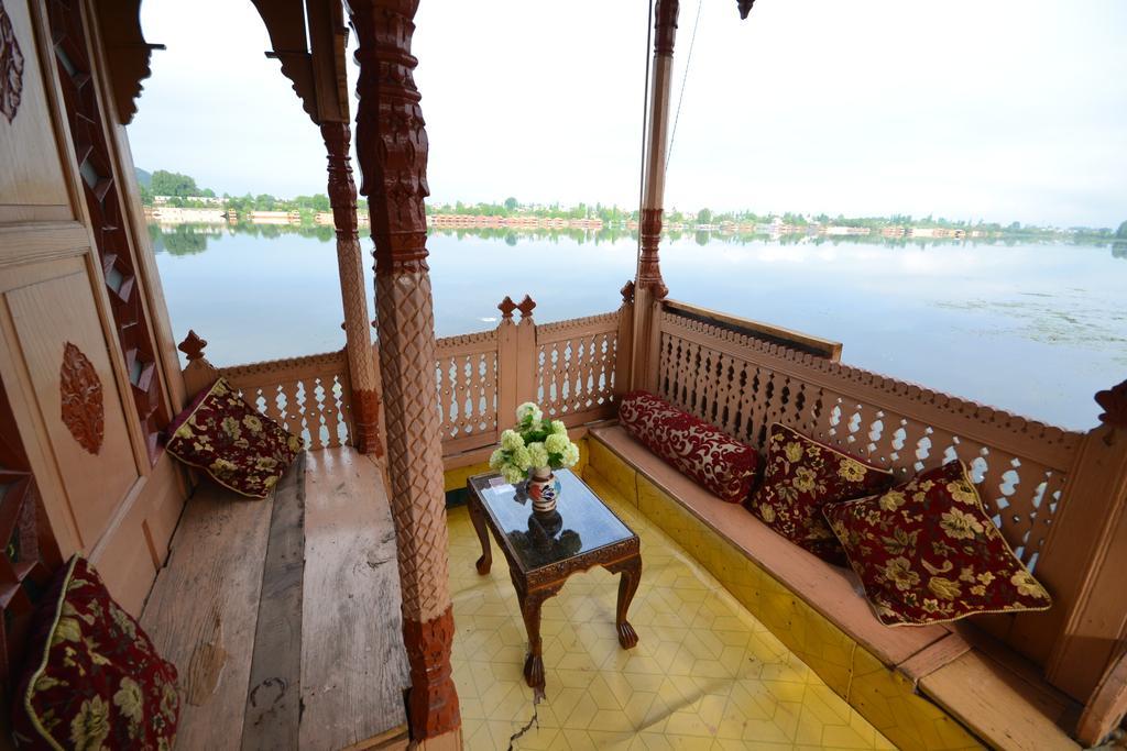 Houseboat Lily Of Nageen Hotel Srinagar  Exterior photo