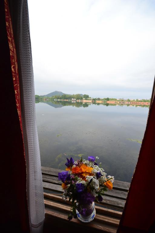 Houseboat Lily Of Nageen Srinagar  Exterior photo